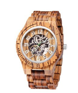 Reloj de madera con logo grabado en caja de madera.