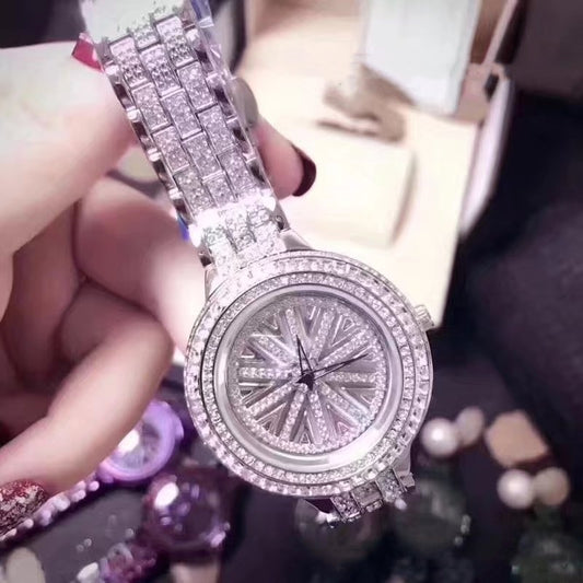 Reloj de mujer con cinturón de acero con diamantes.