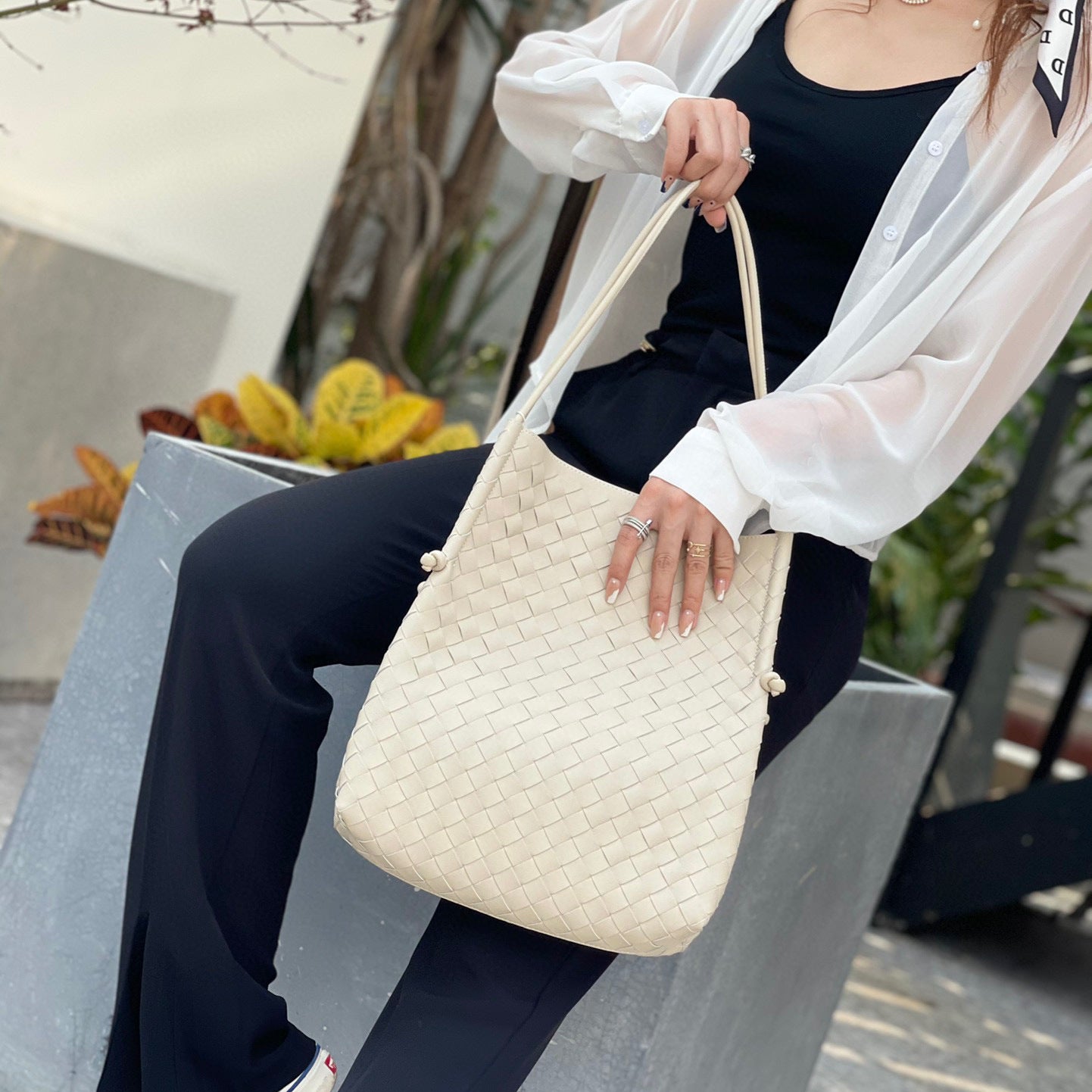 Bolso de hombro tejido de piel de vaca con capa principal de moda para mujer