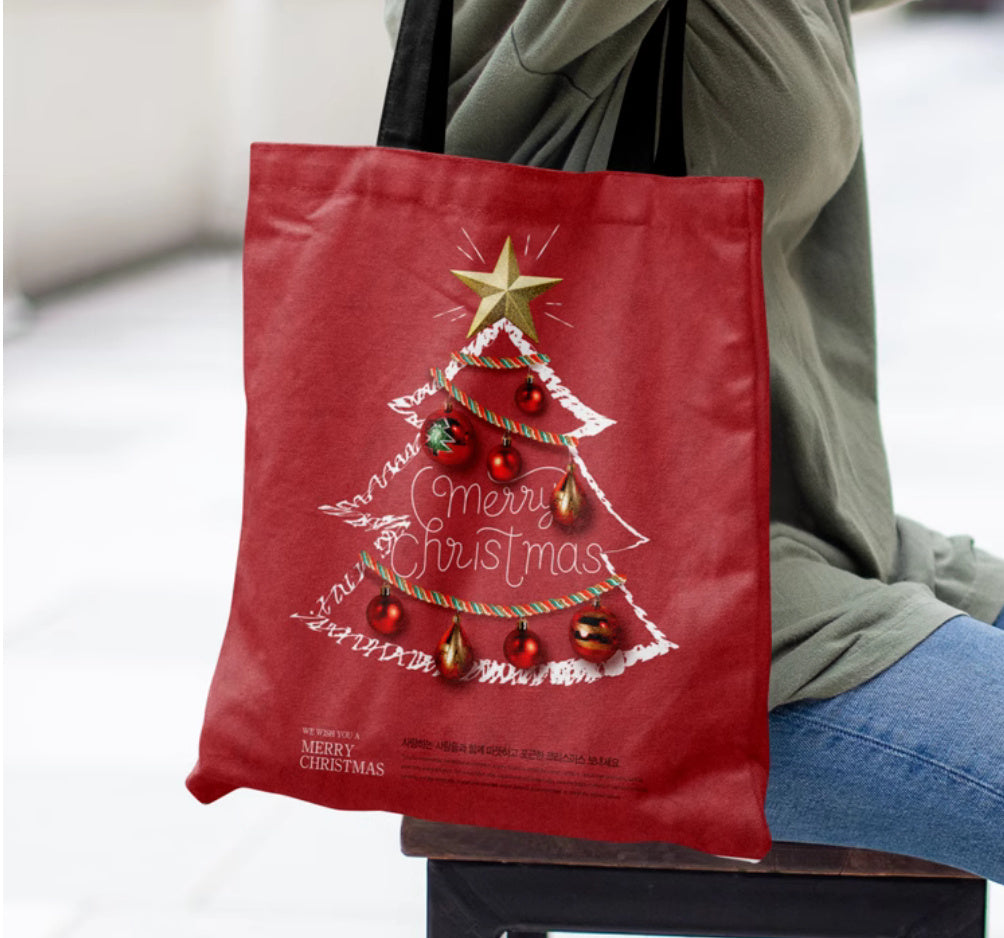 Sac en tissu à fermeture éclair tendance avec sapin de Noël sur fond rouge