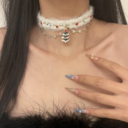 Collier en peluche avec étoiles blanches en forme de sapin de Noël